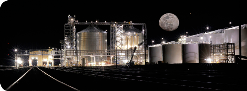 Imagen nocturna de la planta de Abengoa Bioenergy of Indiana, en Mount Vernon EE. UU.